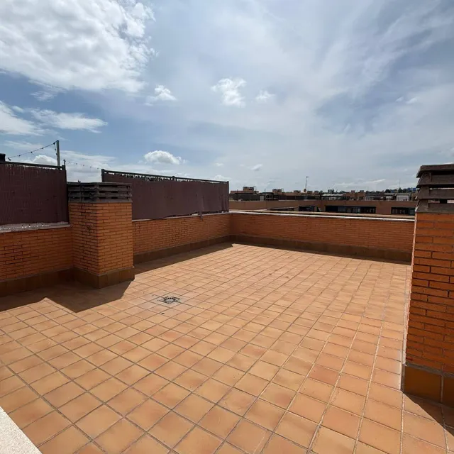 ATICO CON AMPLIA TERRAZA, SOLARIUM PRIVADO Y VISTAS PANORAMI - foto 2