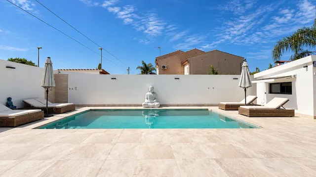 ESPECTACULAR VIVIENDA REFORMADA CON PISCINA, BODEGA, GIMNASIO Y UNA EXCEPCIONAL PRIVACIDAD — 16