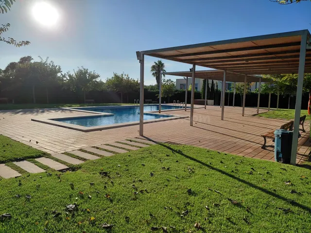 ¡OPORTUNIDAD EN PATERNA! CHALET DE 319 m2 CON PISCINA, 4 DOR - foto 2