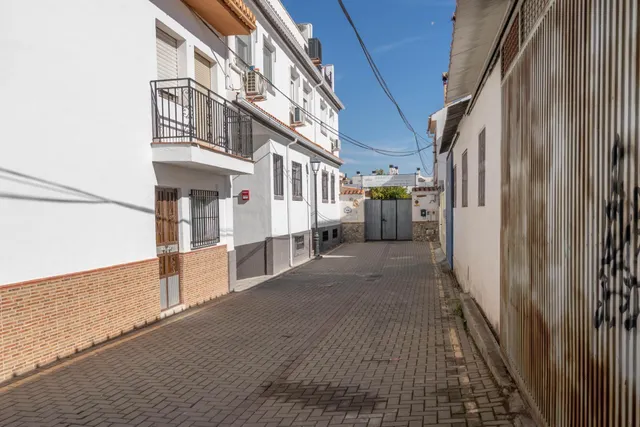 Entreplanta con entrada independiente y el centro de Ogijares. — 31