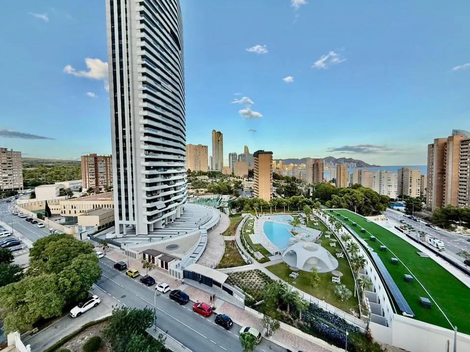Apartamento reformado con vistas al mar, terraza y parking incluido en poniente, Benidorm