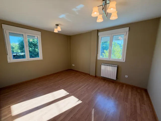 VENTA: Amplio Chalet en la Exclusiva Zona de Compostilla. — 6