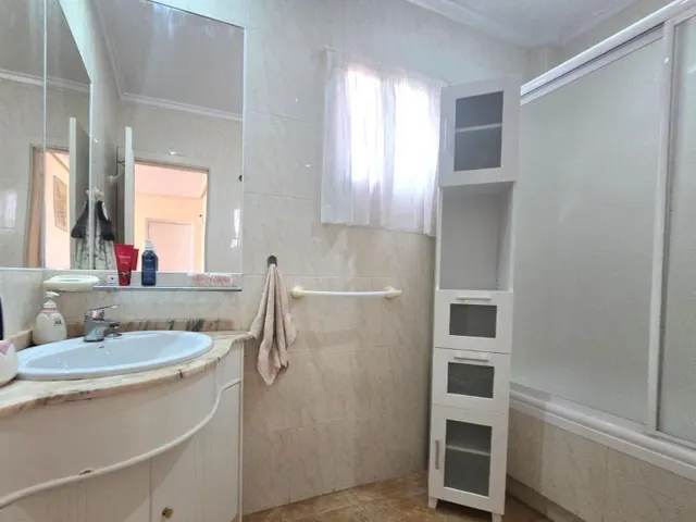 Amplia villa (aprox. 98 m2 + terrazas y garaje) con 3 dormitorios, 2 baños y gran piscina comunitaria. Cerca de colegios y comercios, y a solo 1,5 km de las playas de Punta Prima. — 39