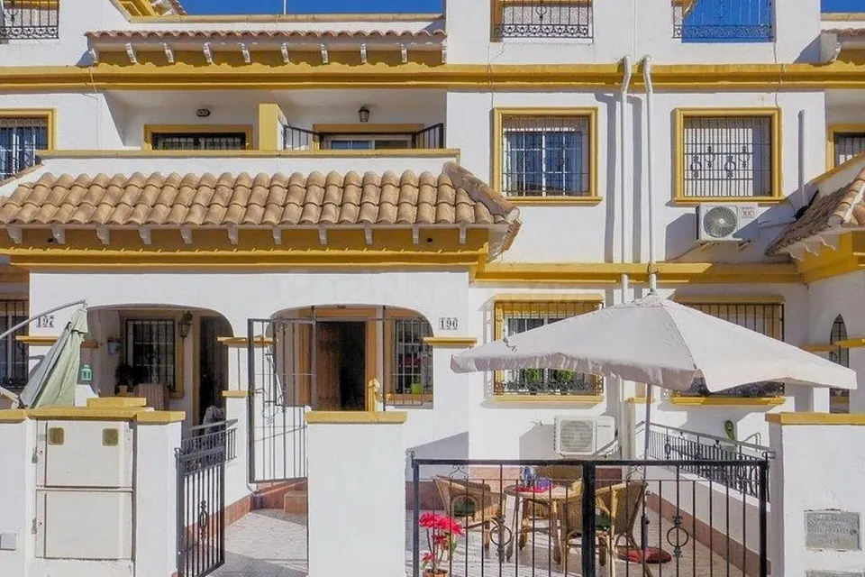 Casa adosada en buen estado (aprox. 87 m2) en el popular Jardín del Mar XIII. Terraza orientada al suroeste frente a la casa, azotea, gran piscina comunitaria y cerca de colegios y supermercados.