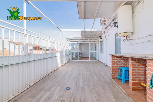 Atico de 3 dorm. junto al HIPERCOR (Terraza de 50 m2). - foto 2