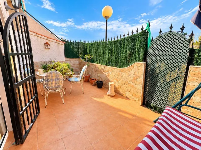 Vivienda en planta baja con dos terrazas frente a la piscina - foto 4