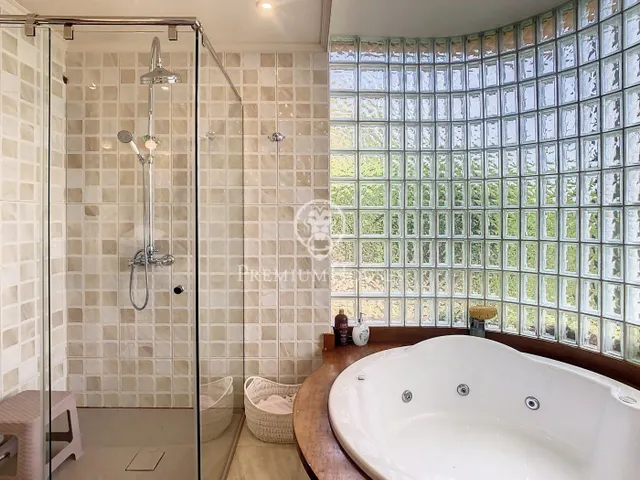 Preciosa casa de lujo en venta con vistas al mar y piscina en Calella — 14