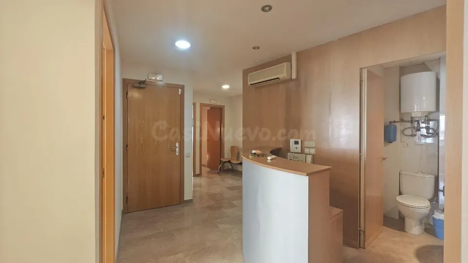Amplio local comercial con varios despatxos en pleno eje comercial de Manresa
