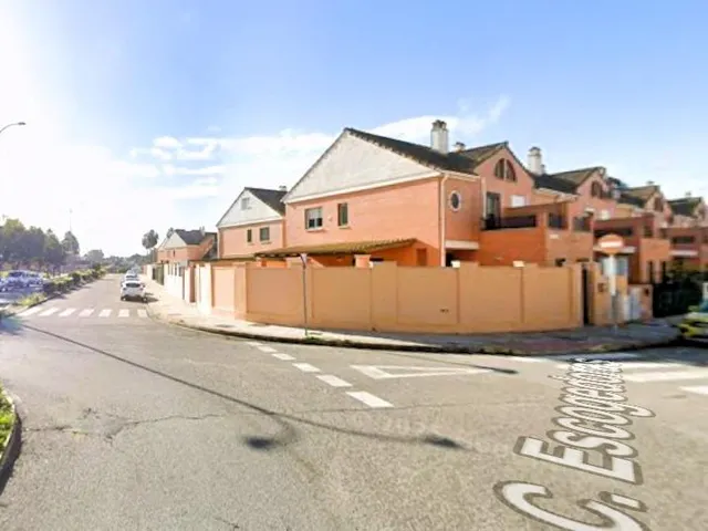 Amplia Casa Adosada con Dos Patios y Buhardilla en Coria del Río, Sevilla — 7