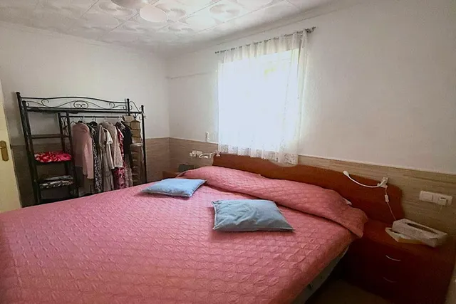 Bungalow reformado con 2 dormitorios, 1 baño y una amplia terraza frontal. Zona tranquila cerca de colegios y con buenas conexiones de transporte público. — 16
