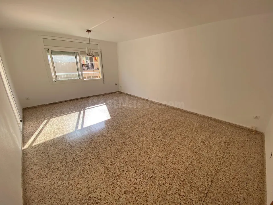 ¡AMPLIO PISO EN UNA ZONA TRANQUILA DE ALCANAR!