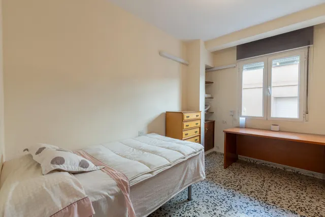 Piso de 3 dormitorios en calle milán, zaidín | muy luminoso y con gran potencial — 9
