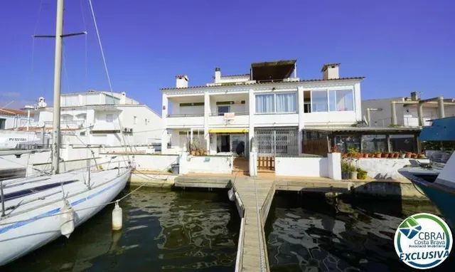 Exclusiva casa con amarre de 10x4 m y vistas al parque natur - foto 2
