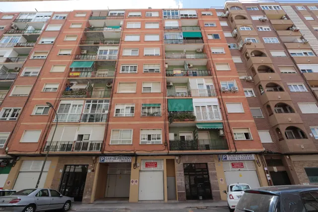 Estupendo piso alto con plaza de garaje próximo a Plaza de E
