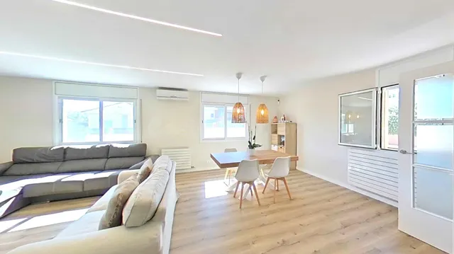 Casa reformada en una sola planta, amb parcel·la plana i vis - foto 5