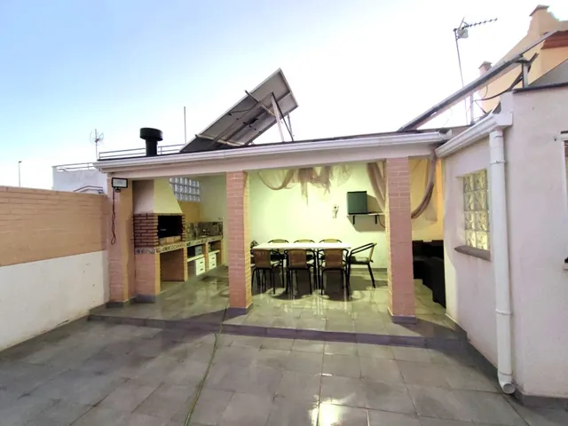 Casa adosada con garaje y azotea con zona chill out y barbac