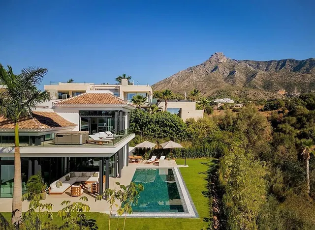 VILLAS DE LUJO A 900 METROS DE LA PLAYA EN NAGÜELES DE OBRA  - foto 4