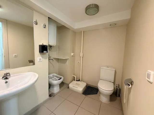 LOCAL EN UNA PLANTA, EN ESQUINA, ACONDICIONADO — 14