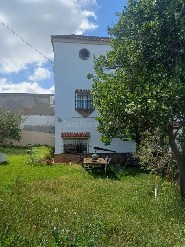 Acogedor Chalet en Algeciras con Piscina y Amplio Jardín — 3
