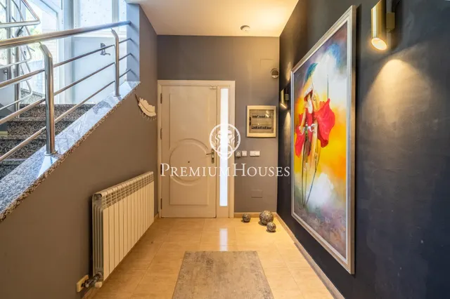 Chalet en venta con ascensor, piscina y grandes espacios en Canet de Mar — 2