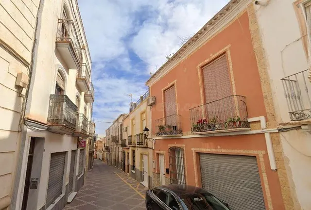 SE VENDE suelo urbano OKUPA en C León 2-4 de Cuevas del Alm - foto 3