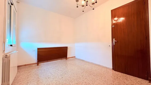 Pis cantoner totalment exterior amb balcó, orientat al sud i ascensor — 15