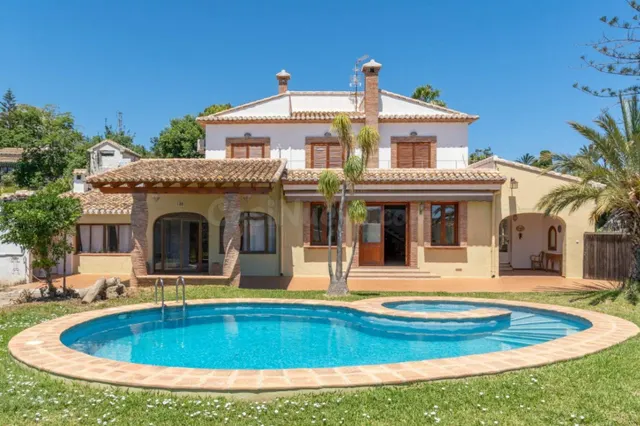 Villa familiar mediterránea con bonitas vistas en venta en J - foto 2