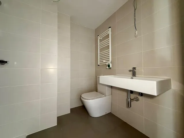 Tu nuevo hogar a estrenar en el Centre de Sabadell: 2 habitaciones, 2 baños, balcón, parking y trastero incluidos — 15