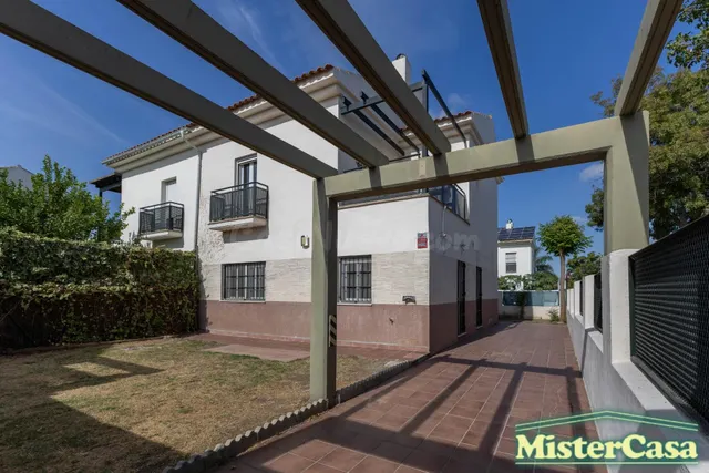 Exclusiva casa pareada de 4 dormitorios con sotano junto al campo de golf — 2