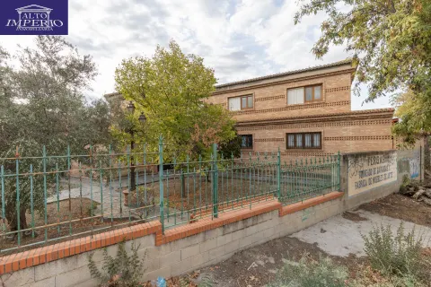 Complejo industrial con vivienda en Alhendín con 2500 metros cuadrados