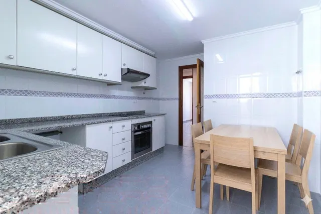 Amplia vivienda de 4 dormitorios con garaje, trastero y metro a pocos minutos — 6