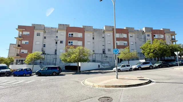 PISO VPO en PLANTA BAJA con PATIO y plaza de GARAJE en la CTRA. de MEDINA. — 24