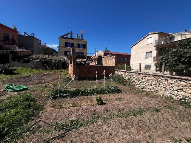 Espectacular solar dentro del pueblo de Santa Margarita de Montbui, soleado, plano en zona tranquila — 5