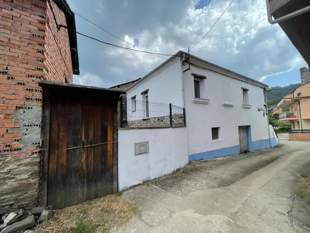 SE VENDE CASA EN CORULLÓN — 50