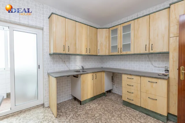 Piso en esquina con terraza y vistas a Plaza Mariana Pineda, Granada — 17