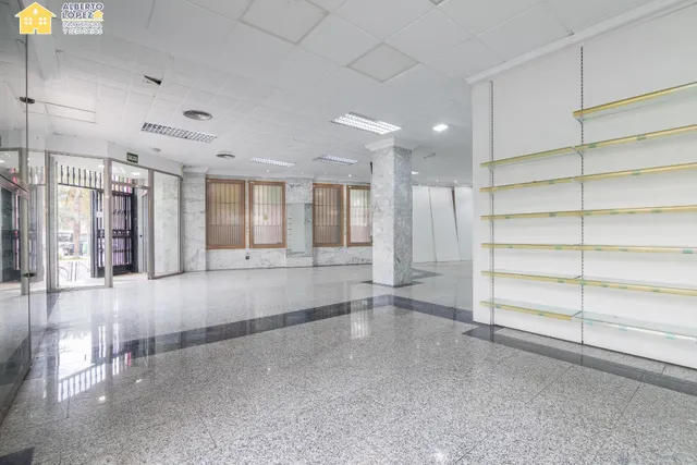 Local de 200 metros en venta en el centro de El Altet. — 10