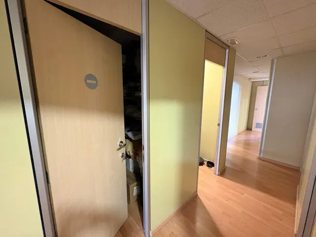 Oportunidad de inversión en Igualada: Local apto para diversos usos, oficina, consulta, academia, etc estado impecable por 100.000 Eur — 16
