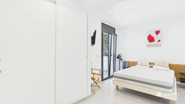 Casa moderna con cuatro habitaciones, piscina y garaje — 32