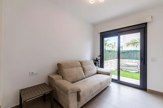 se vende una villa de 3 dormitorios y 3 baños en distancia de 250 metros hasta la playa Huguiericas en la Torre de la Horadada — 14
