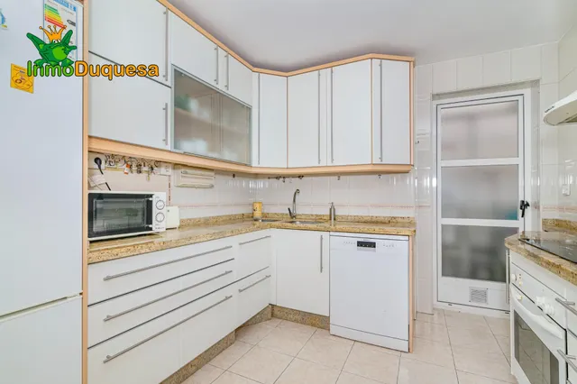Piso de 4 dorm. con ascensor y Plaza de aparcamiento. Avda. de Madrid. — 2