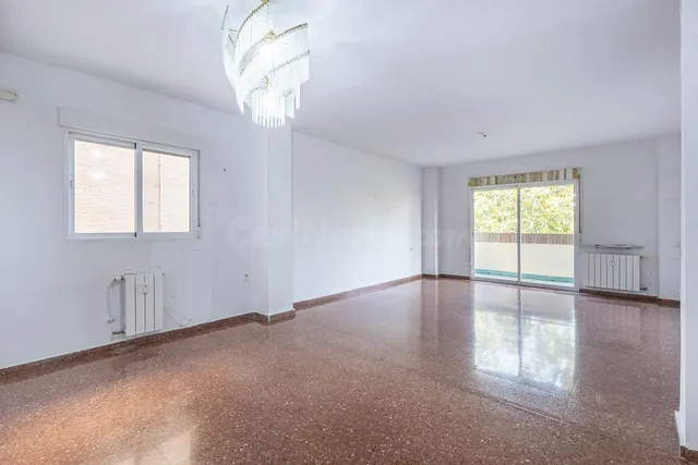 Piso con plaza de garaje cerrada junto a La Inmaculada, frente al río Genil. — 2