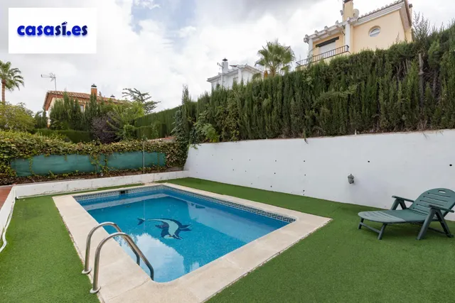 Casa independiente con piscina en La Zubia. — 36