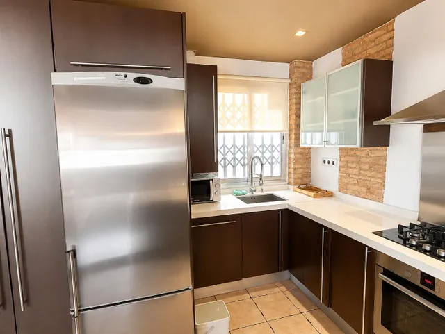Piso único en Ruzafa con suite, bañera y techos altos. — 7