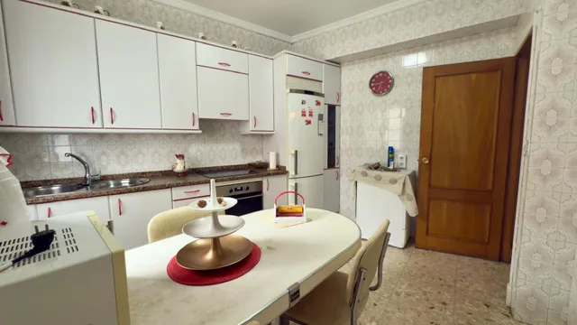 ¡Tu nuevo hogar en este encantador piso en un edificio con carácter del año 1975 y 4 habitaciones! — 42