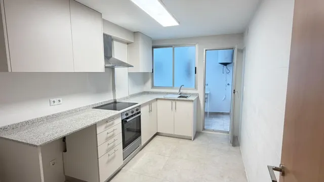 Piso en alquiler de tres dormitorios y dos baños completos.
