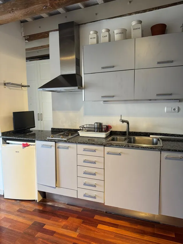 Oportunidad Única en El Raval: Acogedor Piso - foto 5