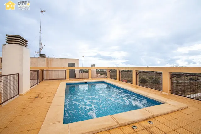 Piso soleado esquina con terraza y piscina comunitaria en El
