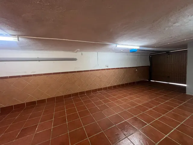 AMPLIO ADOSADO CON GRAN SOTANO — 17