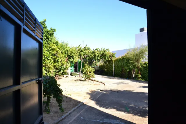 Magnifica parcela urbana con piscina y construcción en el co - foto 4