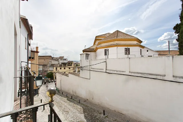 Albayzin bajo zona. piso 3 dormitorios. 2 baños. salón. cocina. calefacción. luminoso. — 25